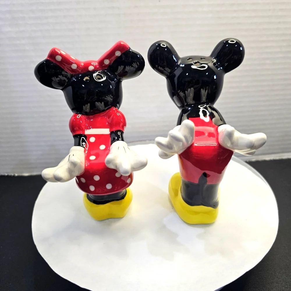 Mickey & Minnie Kissing Ceramic Salt & Pepper Shakers Kiss L👀K KISS DISNEY